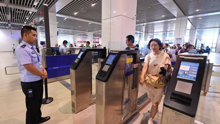 Des touristes chinois s'apprêtent à&nbsp;embarquer pour Taiwan, le 26 juillet 2019, à l'aéroport de Pingtang.&nbsp; (LIN SHANCHUAN / XINHUA / AFP)