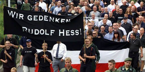 Manifestation de néo-nazis brandissant une banderole sur laquelle on peut lire «Nous nous souvernons de Rudolf Hess !» à Wunsiedel (Bavière). L'ancien bras droit reposait dans cette localité avant que sa tombe ne soit détruite. (Reuters - STR New)