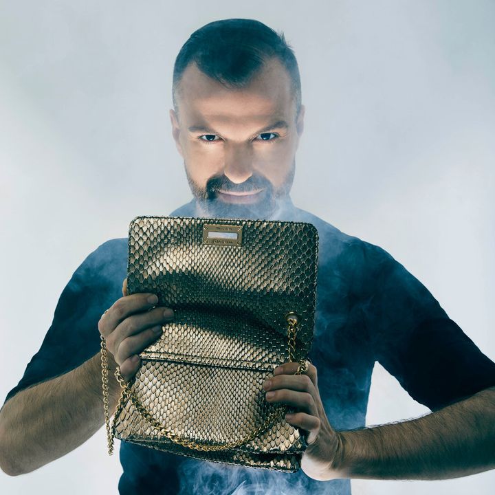 Le couturier Julien Fournié avec un de ses sacs vendus en ligne&nbsp; (Julien Fournié)