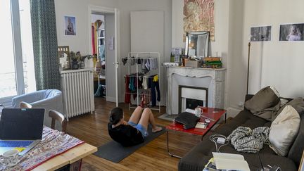 De nombreux Français se sont équipés pour faire du sport à la maison (ici à Montreuil le 22 avril 2020) pendant le premier confinement. (REMI DECOSTER / HANS LUCAS)