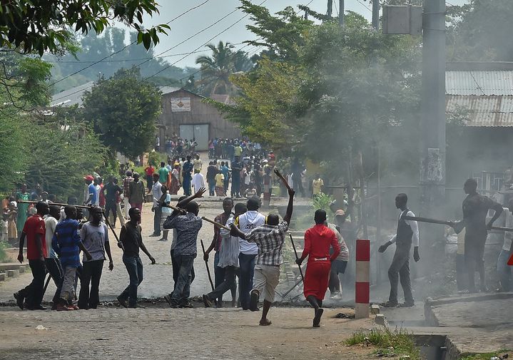 Scène de violence impliquant des Imbonerakure, sorte de milice du régime,&nbsp;près de Bujumbura, au Burundi, le 25 mai 2015. (CARL DE SOUZA / AFP)