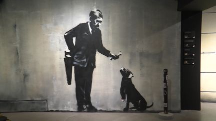 Reproduction d'une fresque peinte par Banksy près de la Sorbonne à Paris et exposée à l'Espace Lafayette-Drouot. (Banksy / capture d'écran France 3 Paris Ile-de-France)
