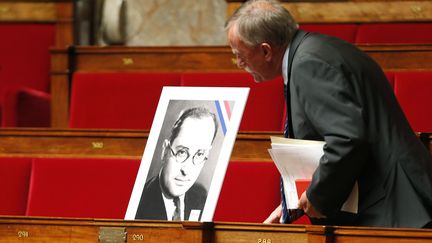 Un portrait non dat&eacute; de l'ancien d&eacute;put&eacute; Jean Zay, tu&eacute; en 1944, sur un banc de l'Assembl&eacute;e nationale, &agrave; Paris, le 27 mai 2015. (FRANCOIS GUILLOT / AFP)