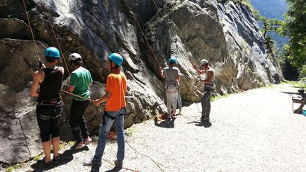 &nbsp; (Le site naturel d'escalade de la falaise du Torchet à Champagny en Vanoise © Sandrine Etoa / RF)