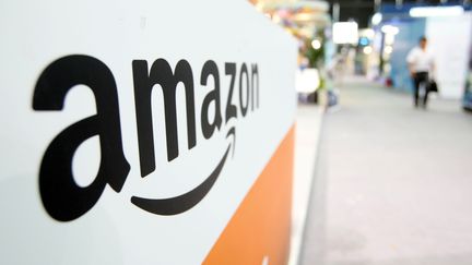 Le sigle d'Amazon, entreprise qui b&eacute;n&eacute;ficie des m&eacute;canismes offerts par le Luxembourg pour d&eacute;fiscaliser ses profits. (WENG LEI / IMAGINECHINA / AFP)