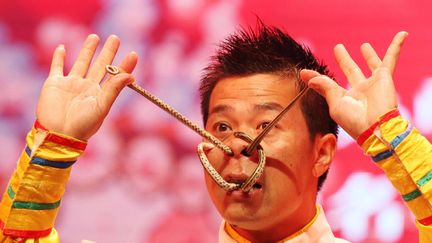 S'enfiler un serpent dans le nez, c'est une des comp&eacute;tences de cet artiste chinois en comp&eacute;tition &agrave; Yongchun (Chine), le 23 septembre 2012. (QUIRKY CHINA NEWS / REX / SIPA)