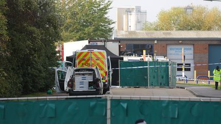 La police devant le camion dans lequel les corps de 39 personnes ont été retrouvés, le 23 octobre 2019, à Thurrock, dans le Sud-Est de la Grande-Bretagne.&nbsp; (TAYFUN SALCI / ANADOLU AGENCY / AFP)