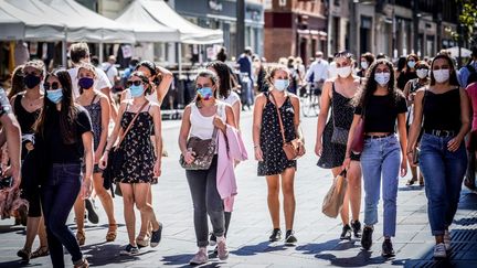 Des passants masqués dans une rue de Toulouse (Haute-Garonne), le 4 septembre 2020. (GARO / PHANIE / AFP)