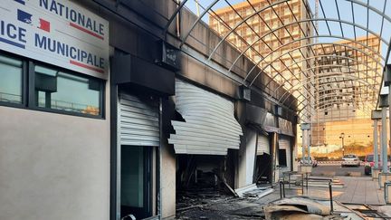 Enquête ouverte après l'incendie d'un commerce mitoyen d'un nouveau poste de police à Nîmes