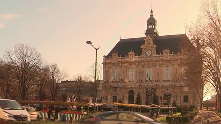 Covid-19 : à Ivry-sur-Seine, l'avalanche de contaminations désorganise les services municipaux. (FRANCE 3)