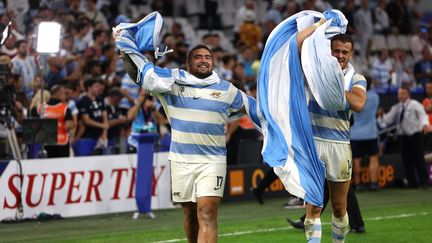 Le pilier Joel Sclavi et l'ailier Emiliano Boffelli, après la victoire argentine contre le pays de Galles (29-17), le 14 octobre 2023 à Marseille. (PASCAL GUYOT / AFP)