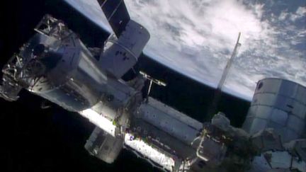 Une partie de l'ISS avec la Terre en arrière plan. (HANDOUT / NASA TV)