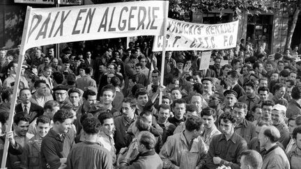 Une banderole proclamant «Paix en Algérie» flotte au-dessus de la foule des ouvriers de la régie Renault à Boulogne Billancourt, le 19 octobre 1960.  (AFP)