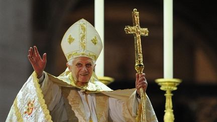 Benoît XVI au balcon du Vatican, place Saint-Pierre, le 10/06/2010 (AFP/Alberto Pizzoli)