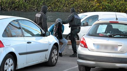 &nbsp; (Cinq personnes arrêtées mardi à Lunel ont été écrouées cette nuit © MAXPPP)