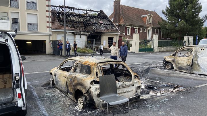 Les habitants de Persan (Val-d'Oise) constatent les dégâts après les violences urbaines survenues dans la nuit du vendredi 30 juin au samedi 1er juillet 2023. (FRANÇOIS VENTÉJOU / RADIO FRANCE)