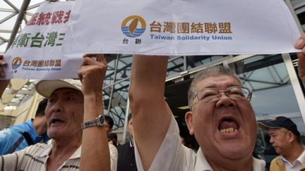 Ils étaient des dizaines à protester contre la venue d'un dignitaire chinois, le 22 août 2016, à Taipei, la capitale taïwanaise. Dans le pays, ils sont nombreux à craindre la montée en puissance et les velléités du grand voisin continental. (SAM YEH / AFP)