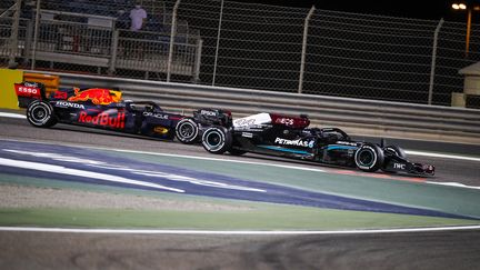 Lewis Hamilton a la lutte avec Max Verstappen au Grand Prix de Bahreïn, dimanche 28 mars. (FLORENT GOODEN / DPPI MEDIA)