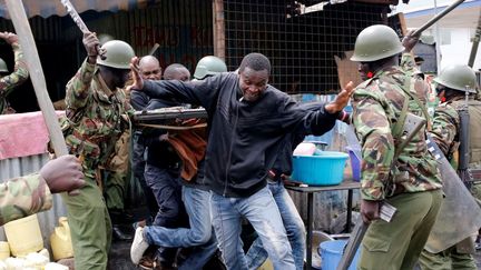 Des policiers dispersent les manifestants à Nairobi après les résultats partiels, le 9 aout 2017. (REUTERS/Thomas Mukoya)
