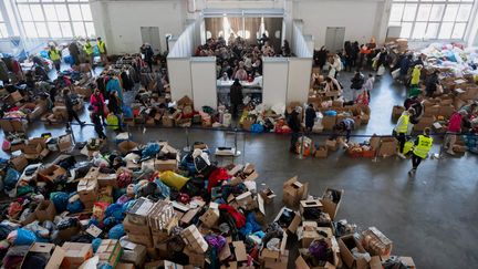 Un point temporaire organisé pour accueillir les réfugiés ukrainiens à Poznan. (JAKUB KACZMARCZYK / MAXPPP)