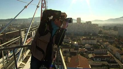 Jérôme Cabanel auteur de "Marseille vue des grues", en plein shooting ascensionnel 
 (France 3 / Culturebox)