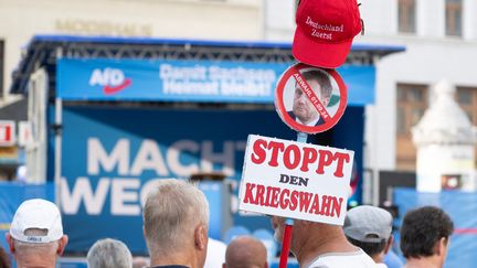 Des militants de l'AfD brandissent une pancarte contre le ministre-président de Saxe (Allemagne), lors d'un meeting, le 30 août 2024 à Marienplatz. (SEBASTIAN KAHNERT / DPA / AFP)