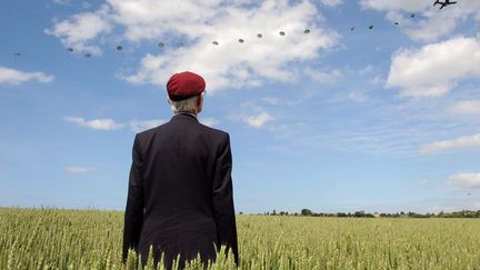 Un v&eacute;t&eacute;ran britannique pose pendant les comm&eacute;morations du jour du d&eacute;barquement &agrave; Ranville (Calvados), le 5 juin 2014. (REUTERS)