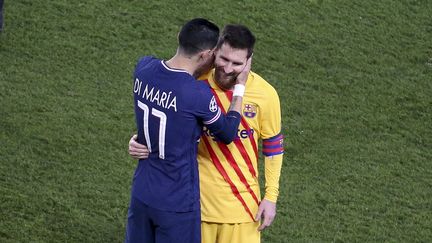 Lionel Messi dans les bras d'Angel Di Maria, le 10 mars 2021 au Parc des Princes. (JEAN CATUFFE / AFP)