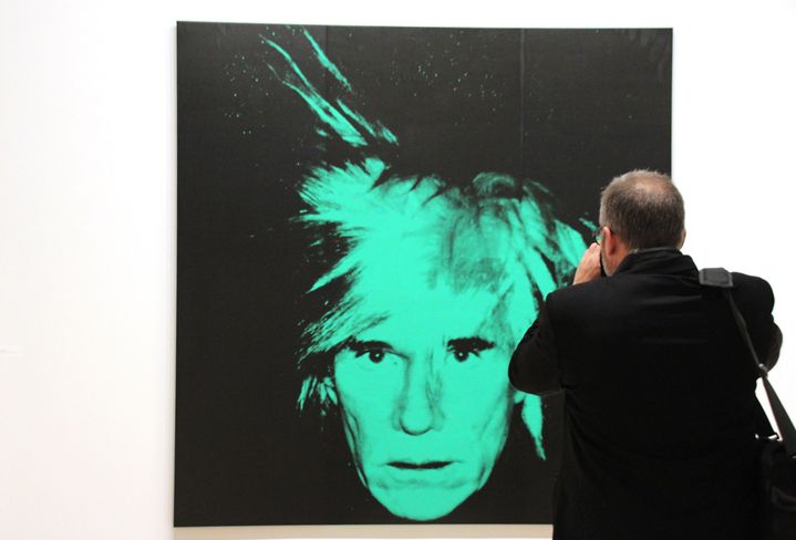 Un visiteur photographie un autoportrait d'Andy Warhol au musée Whitney de New York (6 novembre 2018)
 (Christina Horsten / DPA / AFP)