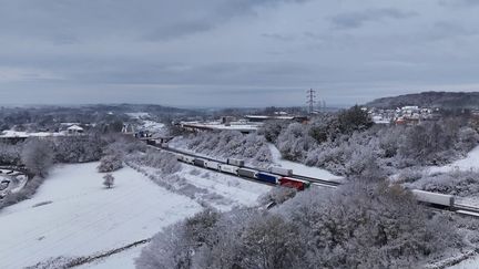 Tempête Caetano : plusieurs milliers de poids lourds bloqués sur les autoroutes (France 2)