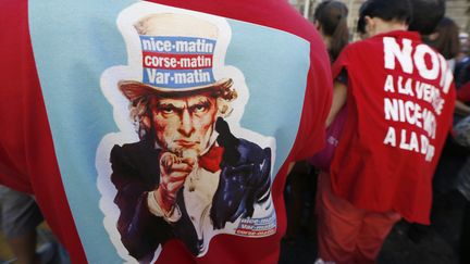 Des salari&eacute;s de "Nice-Matin" manifestent devant le tribunal de commerce de Nice, le 23 octobre 2014. (VALERY HACHE / AFP)