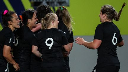 Les Black Ferns célèbrent leur essai face à la France en demi-finale de Coupe du monde, le 5 novembre 2022. (MARTY MELVILLE / AFP)