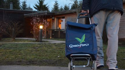 Un cottage et des vacanciers au village de vacances Center Parcs du groupe Pierre et Vacances en Lorraine. Photo d'illustration. (JEAN-FRAN?OIS FREY / MAXPPP)