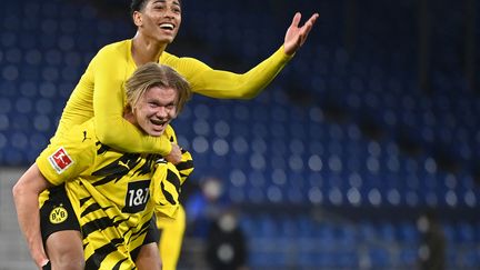 Jude Bellingham sur le dos d'Erling Haaland après la victoire du BVB contre Schalke, le 20 février 2021. (INA FASSBENDER / AFP)