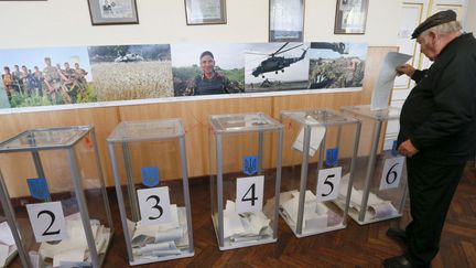 Un homme vote à Kiev pour les élections municipales, le 25 octobre 2015.

	
		 

 (REUTERS/Valentyn Ogirenko)