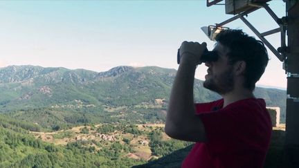 En Ardèche, le risque d’incendie est grand lors des saisons estivales.&nbsp;Pour alerter plus rapidement les secours, deux étudiants&nbsp;veillent&nbsp;du haut des vigies présentes dans la région. (FRANCE 3)