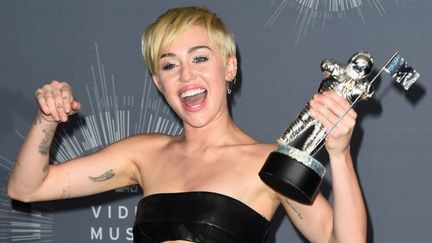 Miley Cyrus remporte le 24 août  2014 le prix du clip de l'année pour sa chanson "Wrecking Ball" lors de la cérémonie des MTV Video Music Awards 2014.
 (FRAZER HARRISON / GETTY IMAGES NORTH AMERICA / AFP)