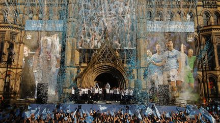 Les joueurs de Manchester City&nbsp;(Royaume-Uni) c&eacute;l&egrave;brent leur titre de champion d'Angleterre dans leur ville, le 12 mai 2014. (PHIL NOBLE / REUTERS)