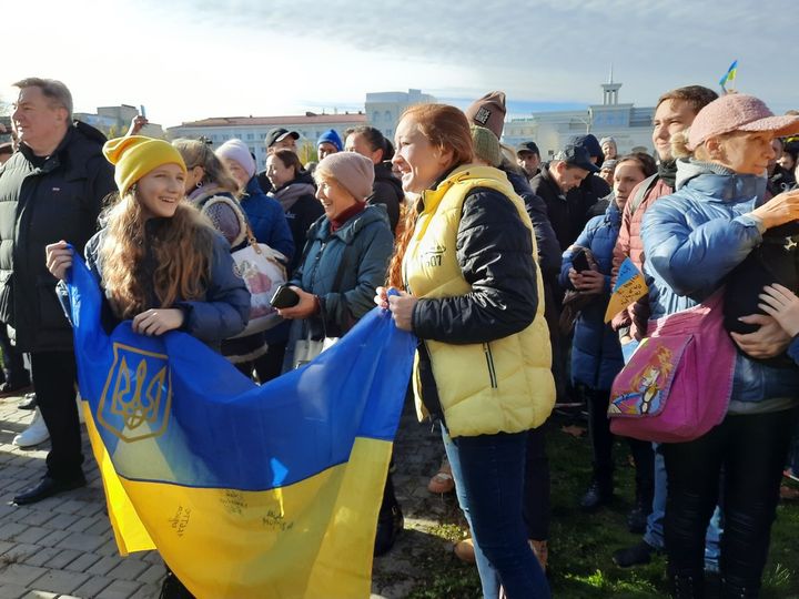 Residents of Kherson gather as Ukrainian President Volodymyr Zelensky visits the recaptured Ukrainian city, November 14, 2022. (AGATHE MAHUET / RADIO FRANCE)