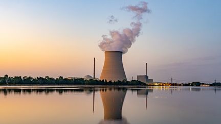 De la vapeur s'élève de la tour de refroidissement de la centrale nucléaire (NPP) Isar 2, en Bavière (Allemagne), le 21 juillet 2022. (ARMIN WEIGEL / DPA)