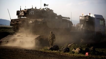 Un tank isra&eacute;lien positionn&eacute; sur le plateau du Golan, pr&egrave;s de la fronti&egrave;re syrienne, dimanche 5 mai 2013.&nbsp; (MENAHEM KAHANA / AFP)