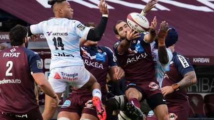 Teddy Thomas au duel aérien dans la défense de l'UBB (THIBAUD MORITZ / AFP)