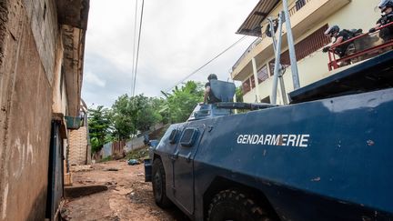 Des gendarmes interviennent dans un quartier de Koungou (Mayotte) après des affrontements, le 4 mai 2023, à Mayotte. (MATHYS/ZEPPELIN/SIPA)