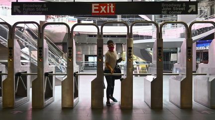 Un voyageur dans le métro de New York City (Etats-Unis), le 7 juillet 2020. (ANGELA WEISS / AFP)