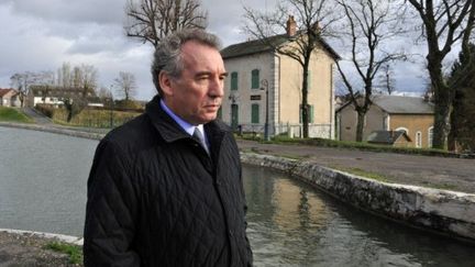 François Bayrou, le 16 décembre 2011, près du canal de Briare en Loiret. (ALAIN JOCARD / AFP)