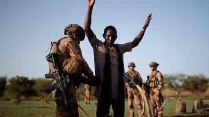 Un soldat français de l'opération Barkhane contrôle un homme à Ndaki, dans la région de Gourma (est du Mali), le 27 juillet 2019. (BENOIT TESSIER / X02011)