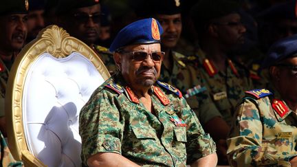 Le président soudanais, Omar al-Bachir, assiste aux derniers exercices conjoints entre les forces aériennes saoudiennes et soudanaises à l'aéroport de Méroé, le 9 avril 2017. (REUTERS/Mohamed Nureldin Abdallah)