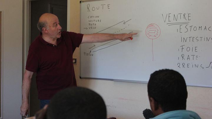 Bernard Van Vlaenderen, b&eacute;n&eacute;vole du centre social de Pouilly-en-Auxois, transmet quelques bases sur la s&eacute;curit&eacute; routi&egrave;re aux migrants, mercredi 23 avril. (CLEMENT PARROT / FRANCETV INFO)