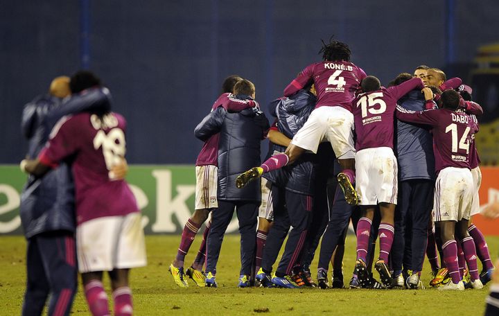 Les joueurs lyonnais se congratulent apr&egrave;s leur victoire 7-1 face &agrave; Zagreb, &agrave; l'ext&eacute;rieur, en Ligue des Champions, le 7 d&eacute;cembre 2011. (HRVOJE POLAN / AFP)