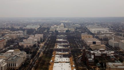 La foule réunie sur le National Mall, à Washington, pour assister à la cérémonie d'investiture du nouveau président des Etats-Unis, Donald Trump, le 20 janvier 2017. (LUCAS JACKSON / REUTERS)